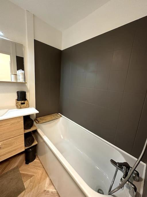 Appartement Cosy Avec Balcon Et Piscine Besançon Exteriér fotografie